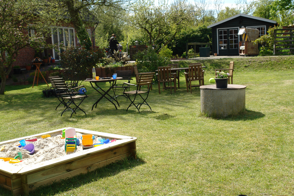 Gemütlicher Garten mit Sandkasten